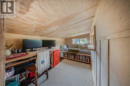 Office/reading nook off loft - 2396 Nault Road, Pass Creek, BC 