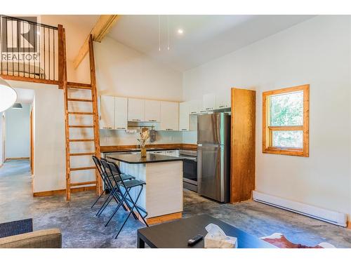 2396 Nault Road, Pass Creek, BC 