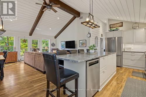 Gourmet kitchen features large center island - 168B Isabella Lake Road, Seguin, ON 