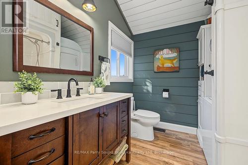 Beautifully updated 3 pc main bath - 168B Isabella Lake Road, Seguin, ON 
