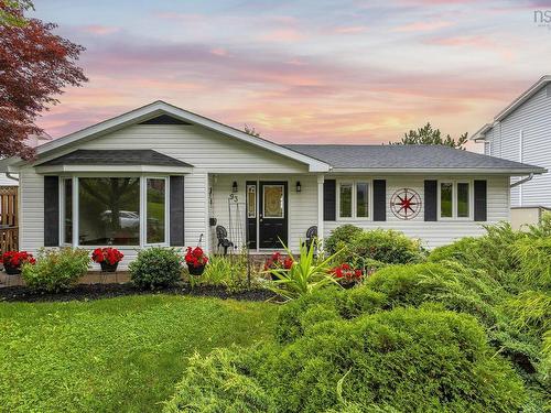 93 Regal Road  Dartmouth, NS B2W 4E9