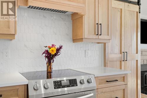 White elegant tiled full backsplash - 11895 Cloverdale Road, North Dundas, ON 