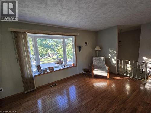 Hardwood flooring complemented by a bay window - 410 Lakeview Drive, Waterloo, ON 
