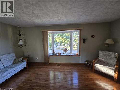 Hardwood flooring, bay window, and light-toned wall paint - 410 Lakeview Drive, Waterloo, ON 