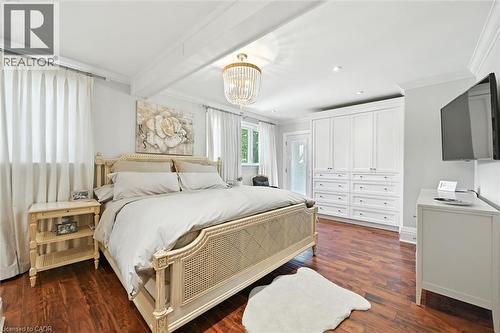 Hardwood flooring, crown molding, built-in cabinetry with drawers, recessed lighting, and a decorative chandelier - 2209 Ghent Avenue, Burlington, ON 