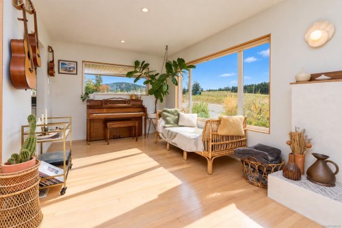 2105 Straitsview Rd, Central Saanich, BC 