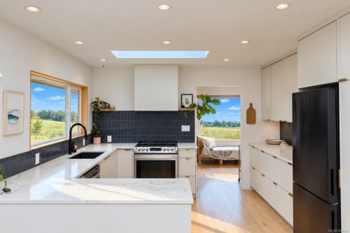 2105 Straitsview Rd, Central Saanich, BC 