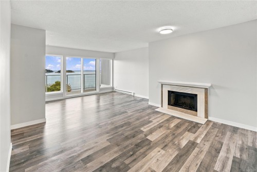 #303-2560 Departure Bay Rd, Nanaimo, BC 