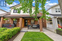 379 SCARBOROUGH ROAD Toronto, ON M4E 3N1