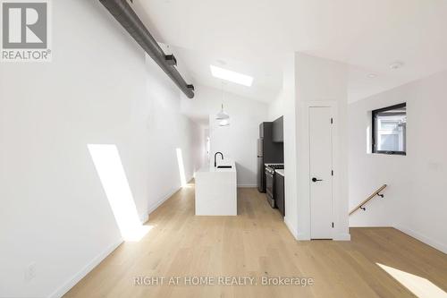 UPPER - 86 LANSDOWNE AVENUE , Toronto, Ontario M6K 2V9 5