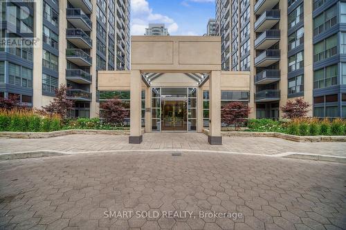 205 - 28 Hollywood Avenue, Toronto, ON 