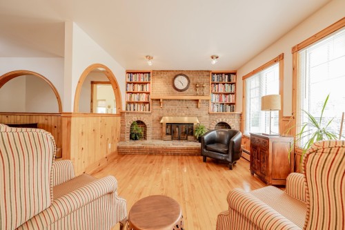 Salon - 183 Ch. Des Gaudet, Les Îles-De-La-Madeleine, QC 