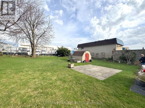 Backyard - 25 - 824 Brant Street, Burlington, ON 