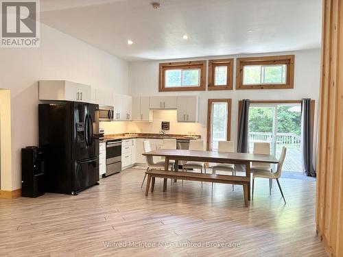 Open concept with sliding doors to deck - 7 3Rd Avenue S, Native Leased Lands, ON 