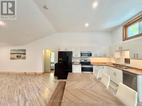 Vaulted ceiling in kitchen area - 7 3Rd Avenue S, Native Leased Lands, ON 