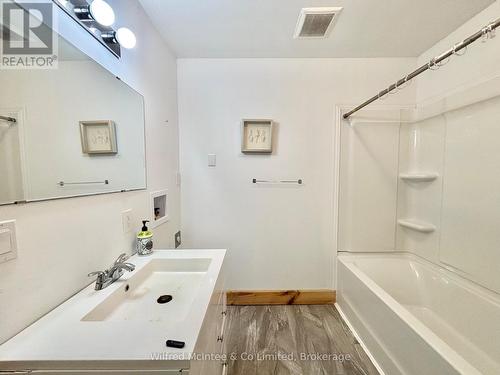 4 pc bathroom with laundry hook-up - 7 3Rd Avenue S, Native Leased Lands, ON 