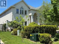 6 FOURSEASONS Drive Hamilton, ON L8E 5Y5