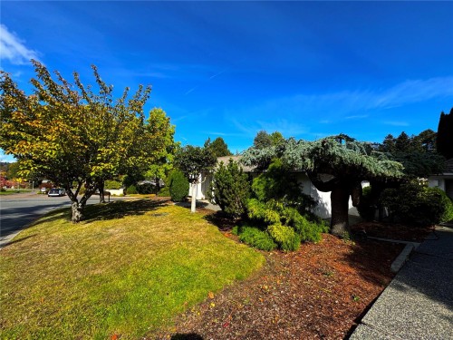 1096 Valewood Trail  Saanich, BC V8X 5E3