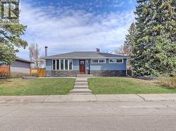 44 Granlea Place SW  Calgary, AB T3E 4K2