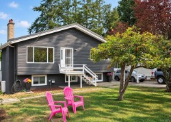 558 Kenneth St Saanich, BC V8Z 2B7