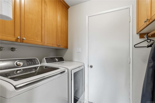 595 Ridgegrove Ave, Saanich, BC 