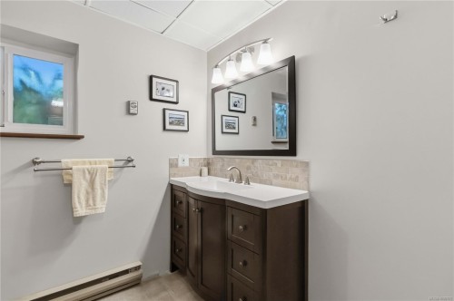 595 Ridgegrove Ave, Saanich, BC 