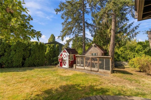 595 Ridgegrove Ave, Saanich, BC 
