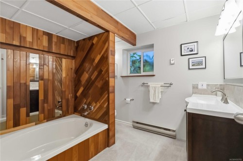 595 Ridgegrove Ave, Saanich, BC 