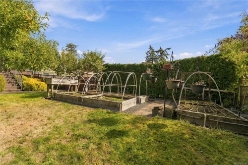 595 Ridgegrove Ave, Saanich, BC 