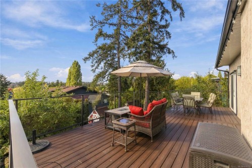 595 Ridgegrove Ave, Saanich, BC 