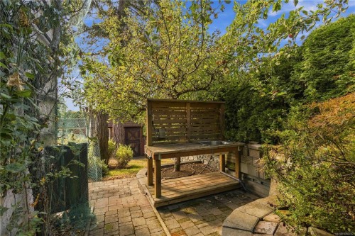 595 Ridgegrove Ave, Saanich, BC 