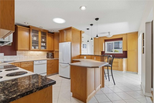 595 Ridgegrove Ave, Saanich, BC 