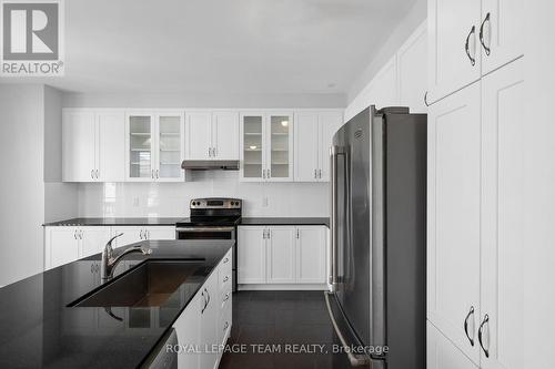 Modern Eat In Kitchen - 32 Escallonia Court, Ottawa, ON 