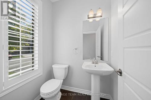 Powder Room off Entrance - 32 Escallonia Court, Ottawa, ON 