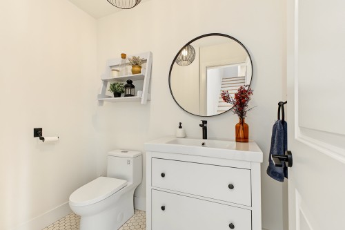 Powder room - 111 Rue Beaumont E., Saint-Bruno-De-Montarville, QC 