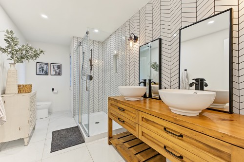 Master Bathroom - 111 Rue Beaumont E., Saint-Bruno-De-Montarville, QC 