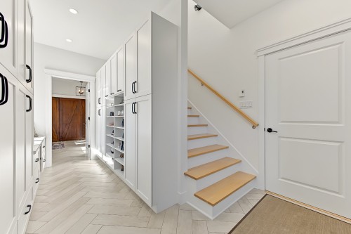 Staircase - 111 Rue Beaumont E., Saint-Bruno-De-Montarville, QC 