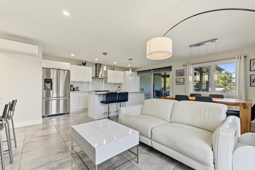 Living Room - 111 Rue Beaumont E., Saint-Bruno-De-Montarville, QC 