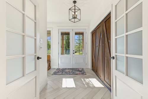 Mud Room - 111 Rue Beaumont E., Saint-Bruno-De-Montarville, QC 