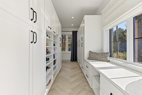 Mud Room - 111 Rue Beaumont E., Saint-Bruno-De-Montarville, QC 