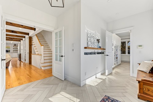 Mud Room - 111 Rue Beaumont E., Saint-Bruno-De-Montarville, QC 