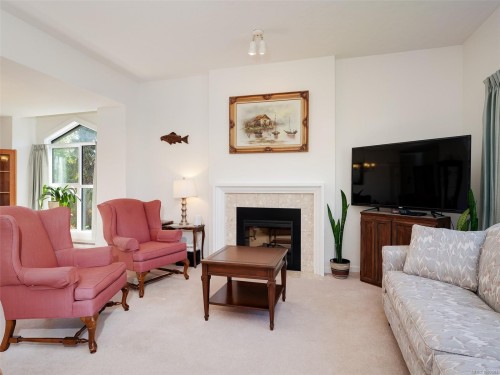 #325-3969 Shelbourne St, Saanich, BC 
