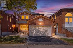 8 LOIRE COURT Toronto, ON M9V 4Z7
