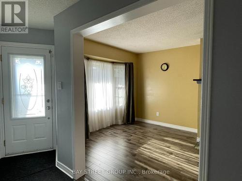27 LINDSAY COURT , Barrie, Ontario L4M 6G5 2