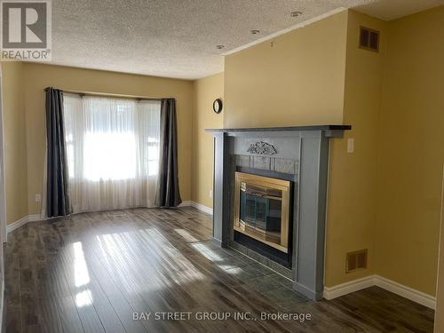 27 LINDSAY COURT , Barrie, Ontario L4M 6G5 3