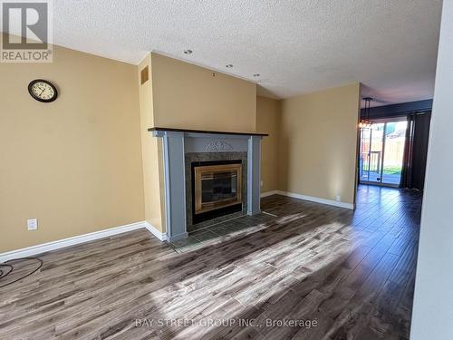 27 LINDSAY COURT , Barrie, Ontario L4M 6G5 4