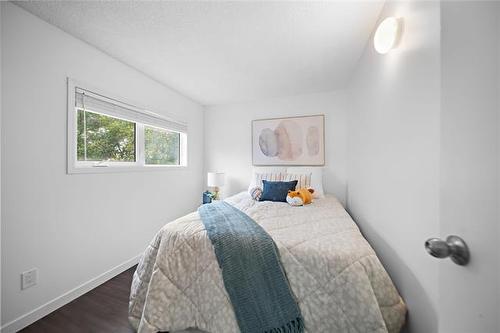 27 Chisholm Dr, Winnipeg, MB 