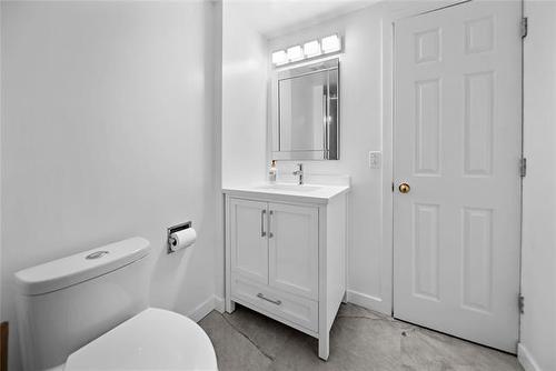 27 Chisholm Dr, Winnipeg, MB 