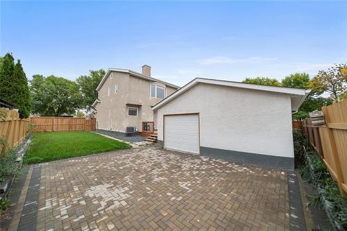 27 Chisholm Dr, Winnipeg, MB 