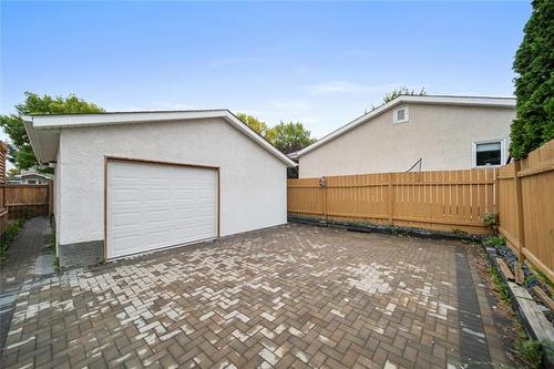 27 Chisholm Dr, Winnipeg, MB 